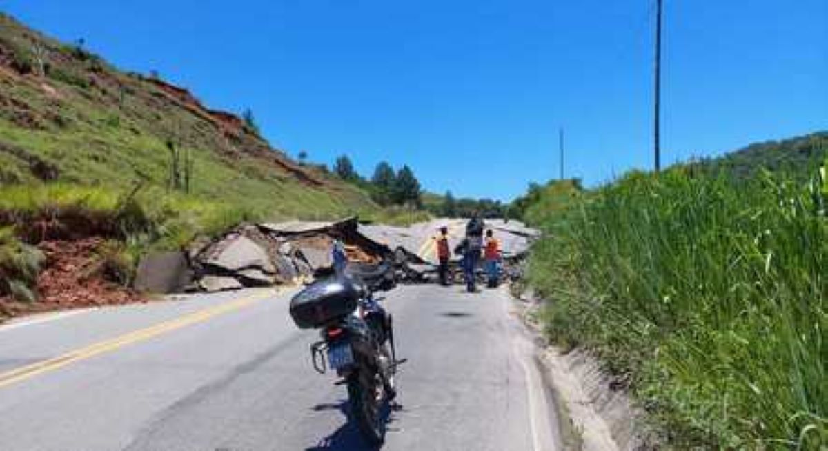 BR-381 é interditada nos dois sentidos após pista ceder em Minas Gerais