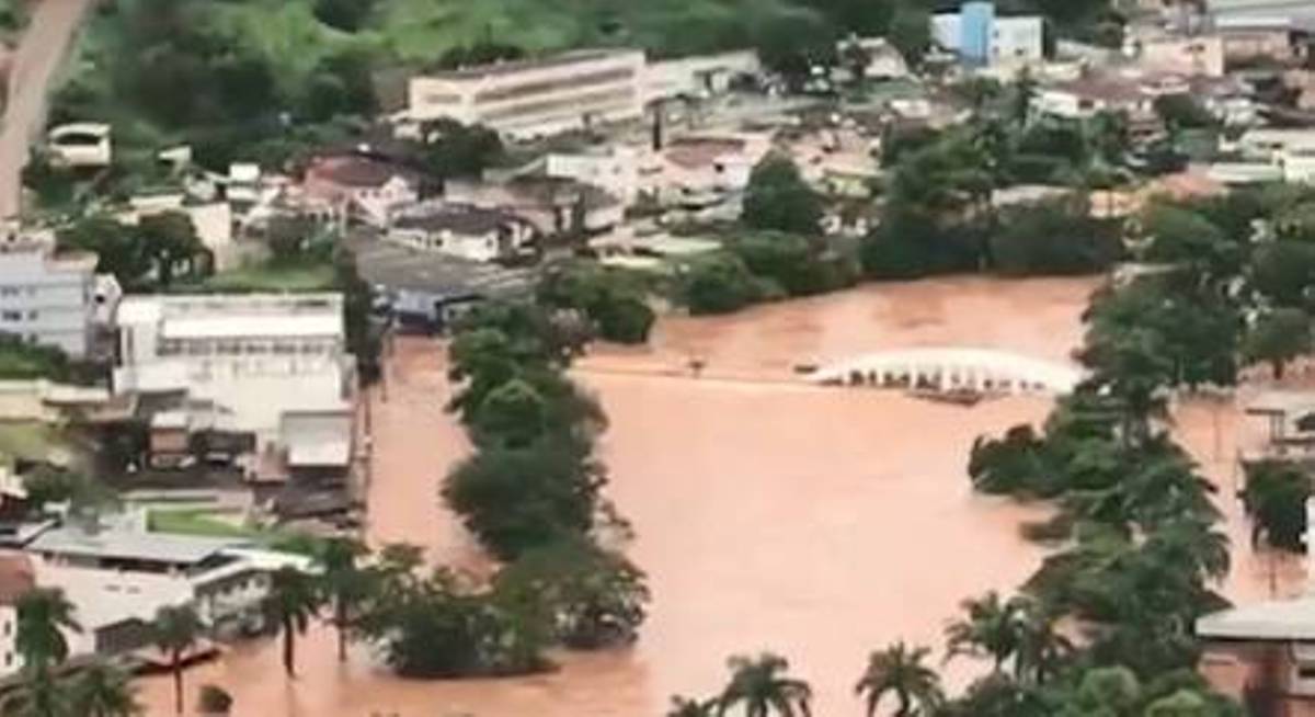 Ponte se rompe e deixa moradores ilhados em cidade de Minas Gerais