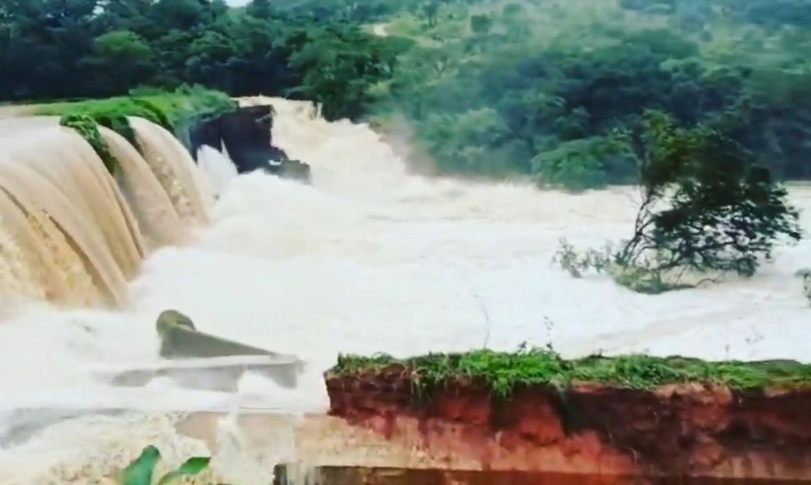 Com risco de rompimento de barragem, moradores deixam suas casas em cidades de Minas Gerais