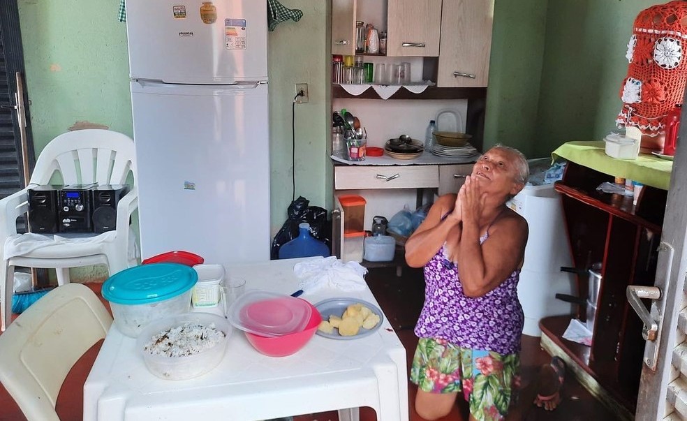 Cuiabá | Idosa que comoveu delegado após agradecer de joelhos doação de cesta básica no Natal morre de infarto