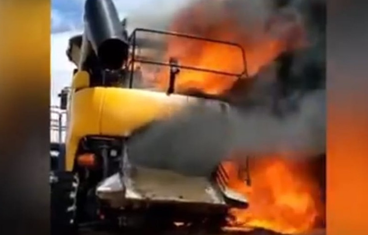 Mato Grosso | Agricultor entra em desespero ao ver colheitadeira sem seguro ser destruída pelo fogo