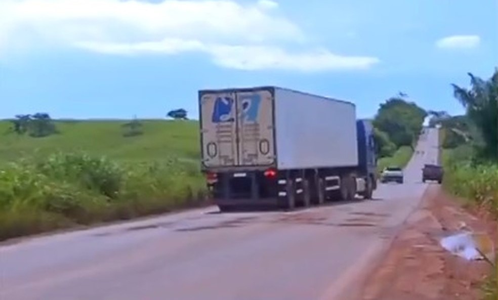 Motoristas se arriscam na contramão para desviar de buracos em rodovia de MT