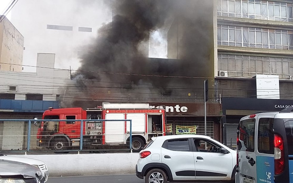 Prédio de restaurante é destruído pelo fogo durante incêndio em Cuiabá