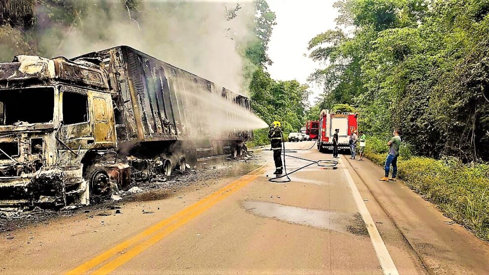 Mato Grosso | Carreta carregada de carne é destruída pelo fogo na BR-174