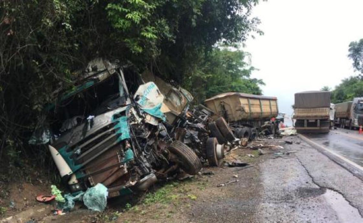 Nova Mutum | Carretas batem de frente e motorista morre na BR-163