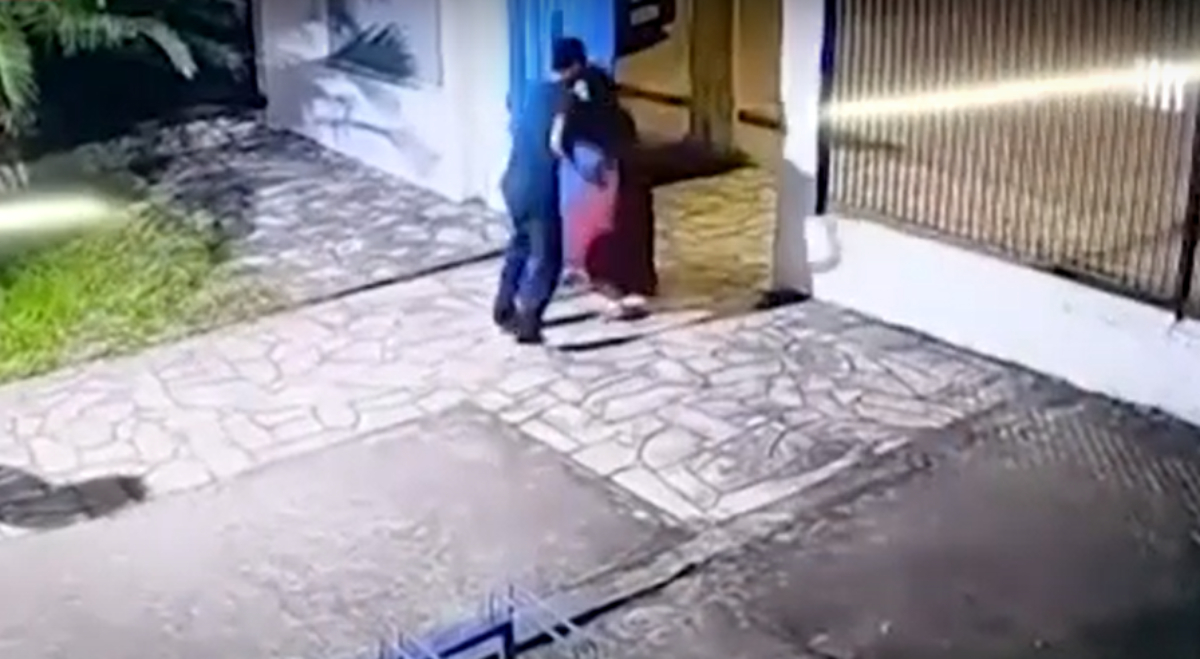 Aluno esfaqueia diretora na saída da aula em escola estadual em SP