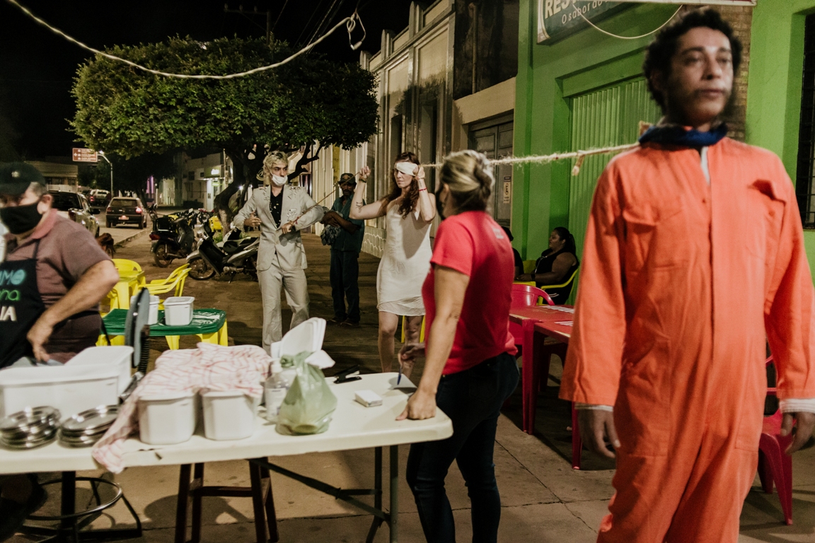 Praça, rua e ponto de ônibus: Theatro Fúria leva a arte para quem vai para o trabalho