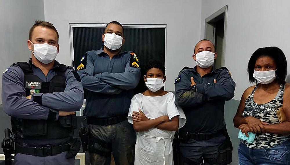 Mato Grosso | Adolescente é salvo por policiais após ser arrastado por correnteza e ficar preso em bueiro
