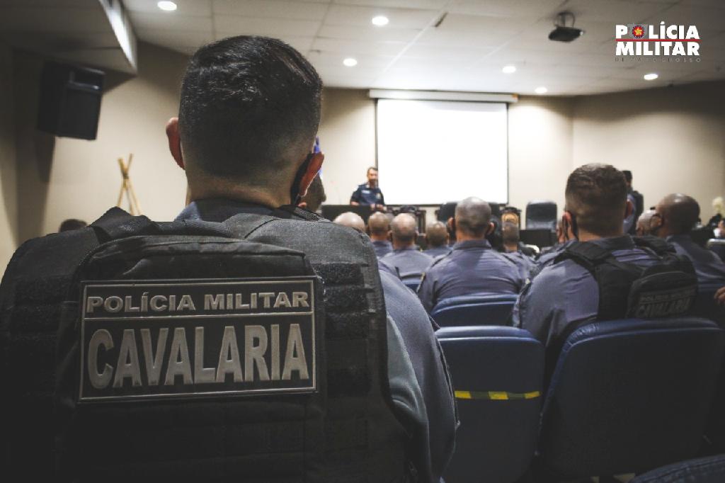 Policiais de cinco Estados participam do curso de policiamento montado da PMMT