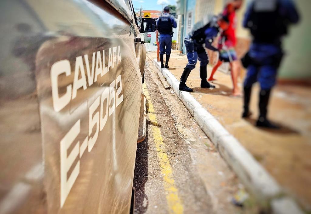 Cuiabá | Homem é preso por ameaçar e tentar agredir clientes e funcionários de agência bancária