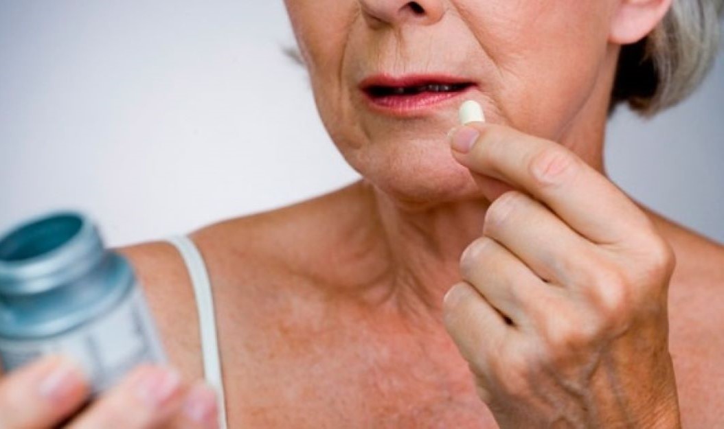 Entenda os riscos e benefícios da reposição hormonal na menopausa