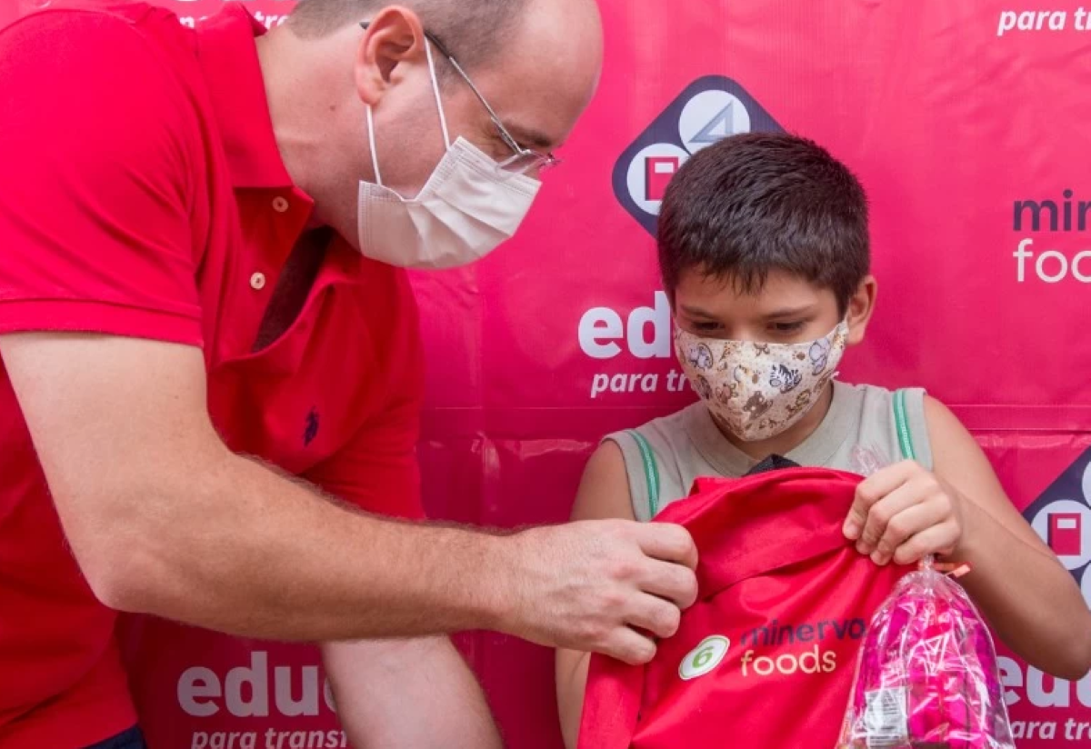 Minerva Foods realiza pelo 3º ano seguido o Programa Educar para Transformar e promove a doação de kits escolares para crianças