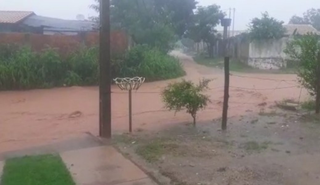 Chuva deixa diversas ruas de Cuiabá e Várzea Grande alagadas