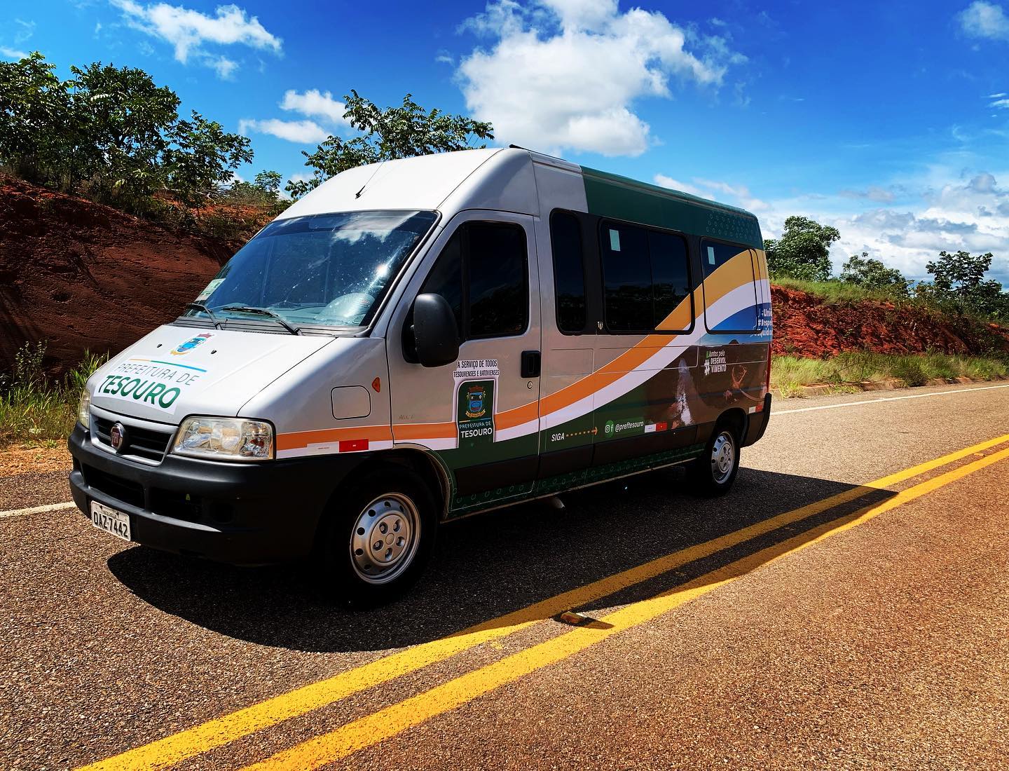 Prefeitura de Tesouro conta com uma nova van para transporte de munícipes 