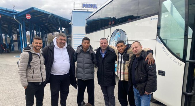 Jogadores brasileiros cruzam fronteira e deixam Ucrânia