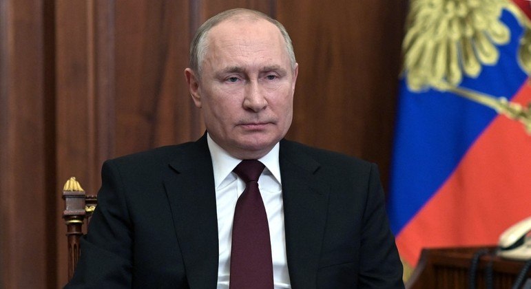Putin ordena que militares coloquem equipes nucleares em alerta máximo