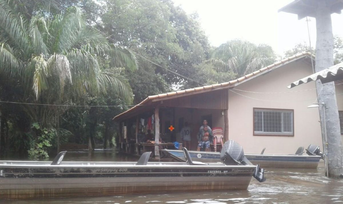 Enchente em rio alaga 40 casas em comunidade rural de Cáceres