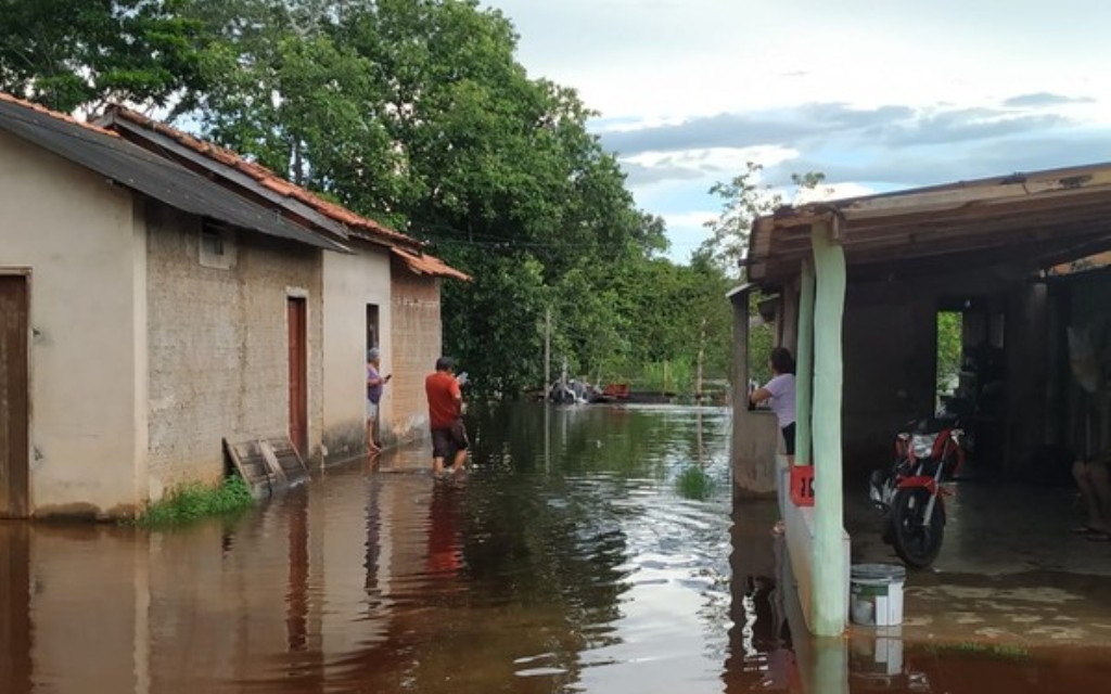 Cáceres | Ribeirinhos deixam casas de barco durante enchente