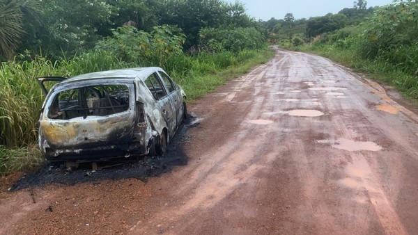Corpo carbonizado é encontrado em porta-malas de carro em estrada de Mato Grosso