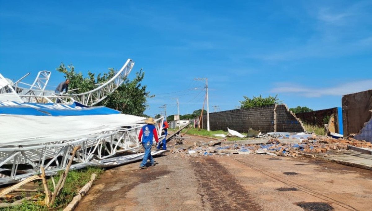 Estádio desaba e casas são destelhadas durante tempestade em Jaciara