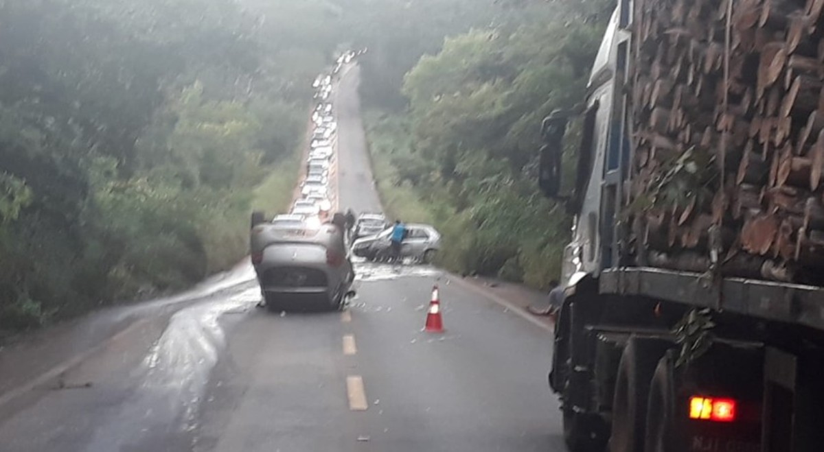 Motorista embriagado é preso após invadir pista contrária e bater em carro na estrada de Chapada dos Guimarães