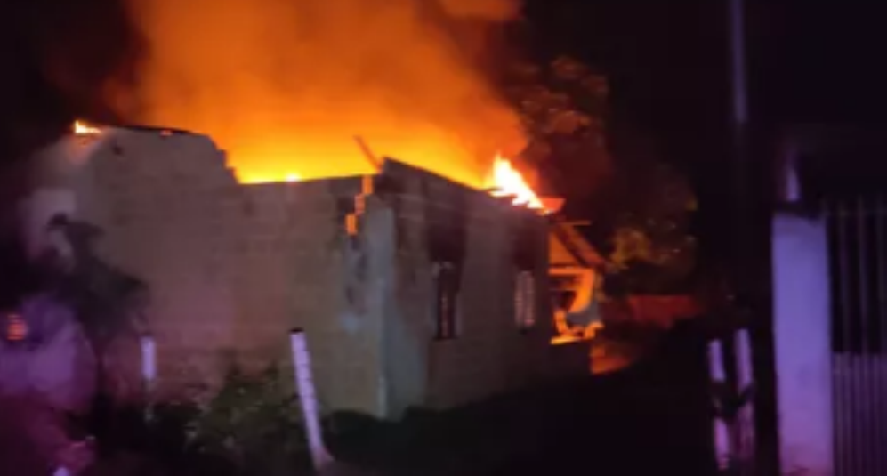 Paranatinga | Homem fica ‘preso’ no quintal durante incêndio em casa e é resgatado por policiais