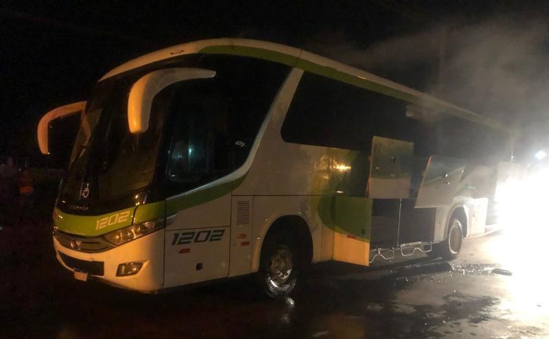 Ônibus com mais de 30 passageiros pega fogo em Juína