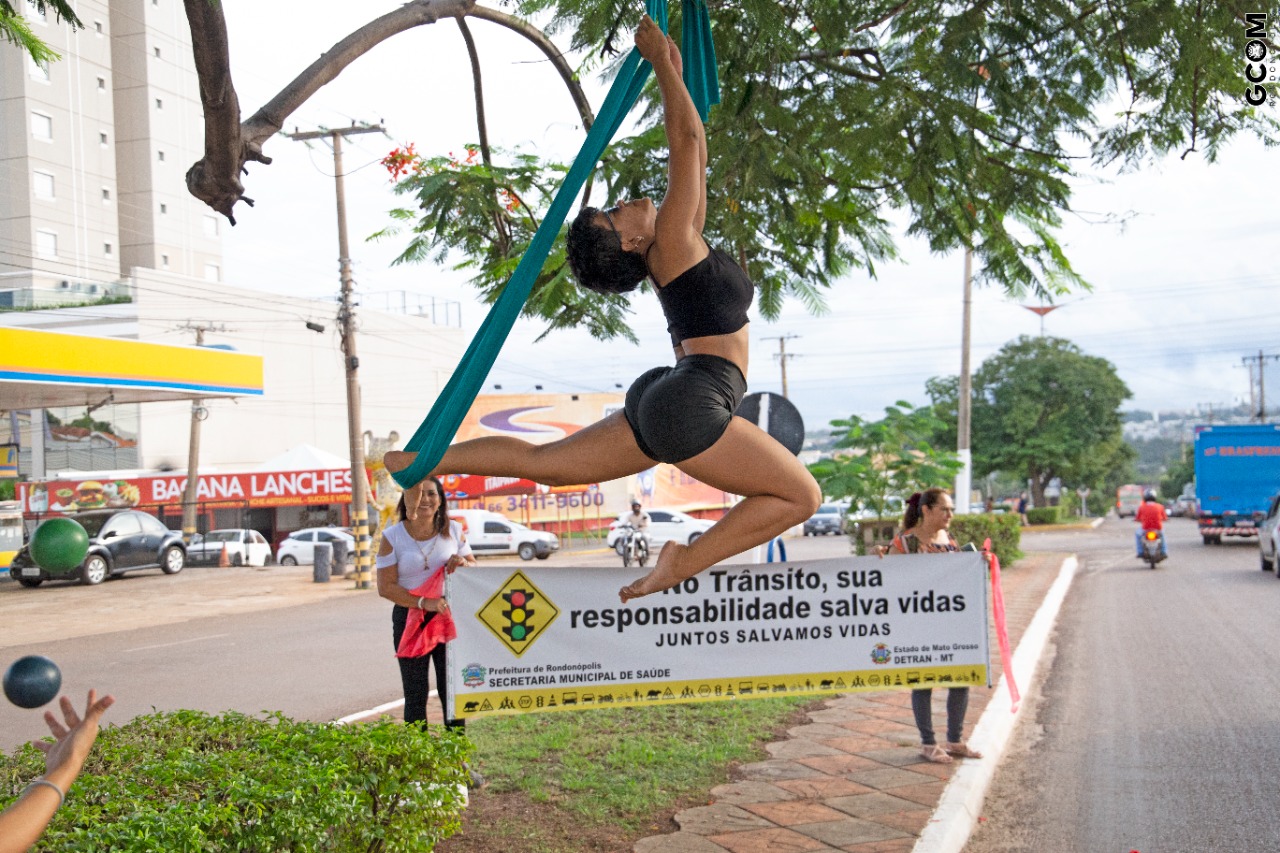 Rondonópolis | Projeto Circo na Rua faz intervenções para motoristas na Lions com destaque aos cuidados no trânsito