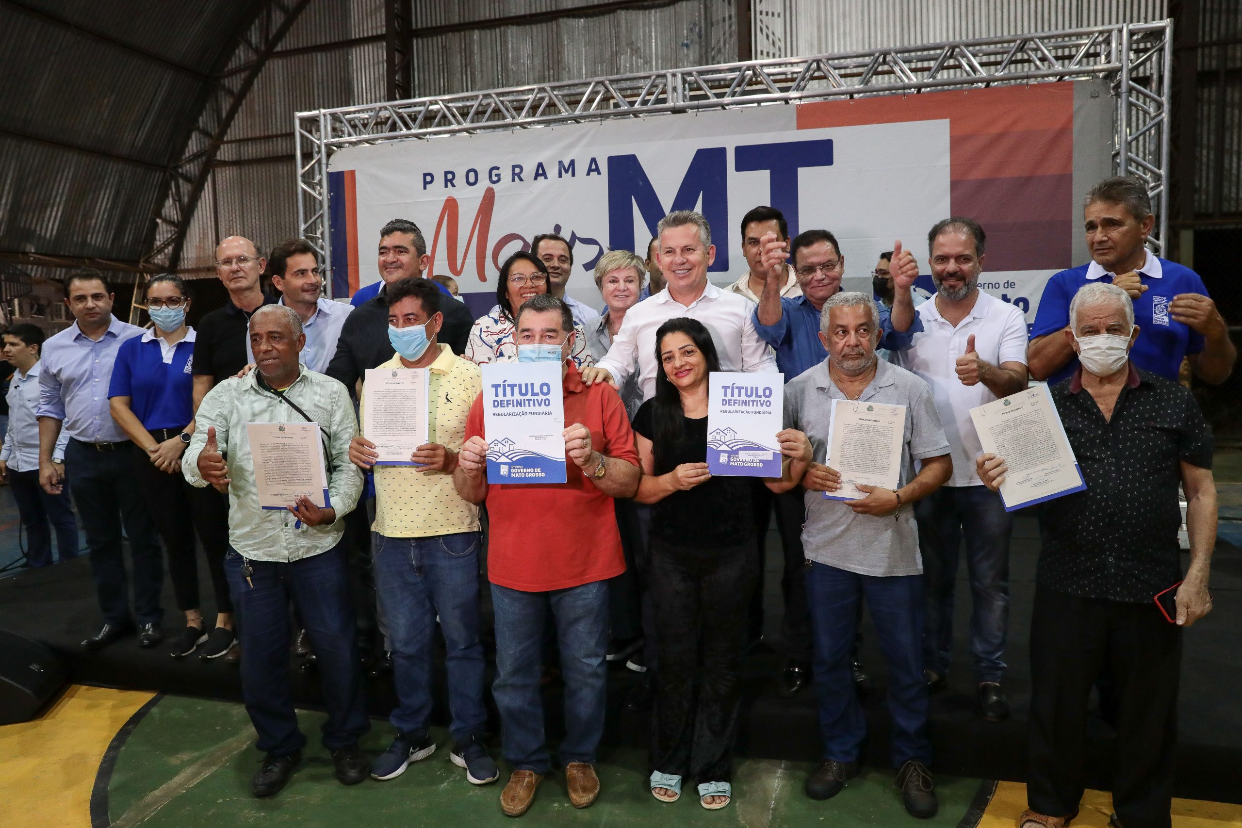 Cuiabá | Governo entrega 969 títulos de imóveis registrados em cartório e totalmente gratuitos