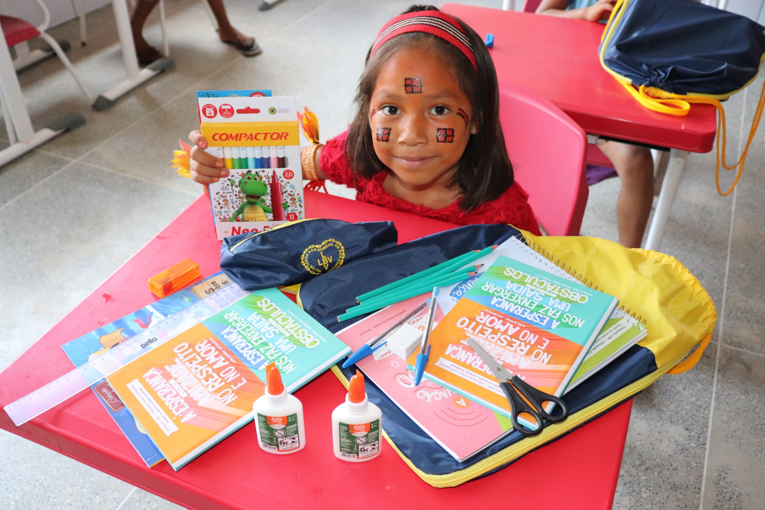 LBV entrega kits pedagógicos a estudantes indígenas da Aldeia Tadarimana em Rondonópolis  