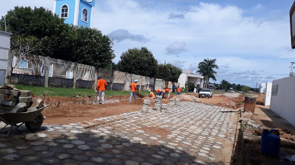 Recuperandos de Colniza realizam pavimentação das ruas da cidade
