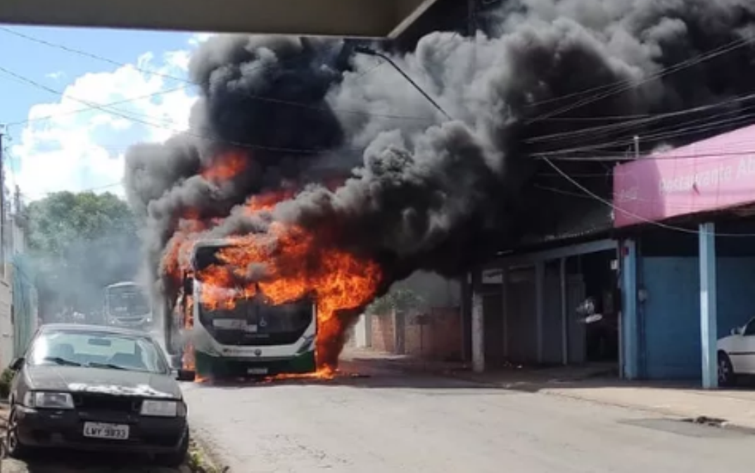 Ônibus pega fogo em avenida de Cuiabá e atinge fiação de rua e casas de moradores