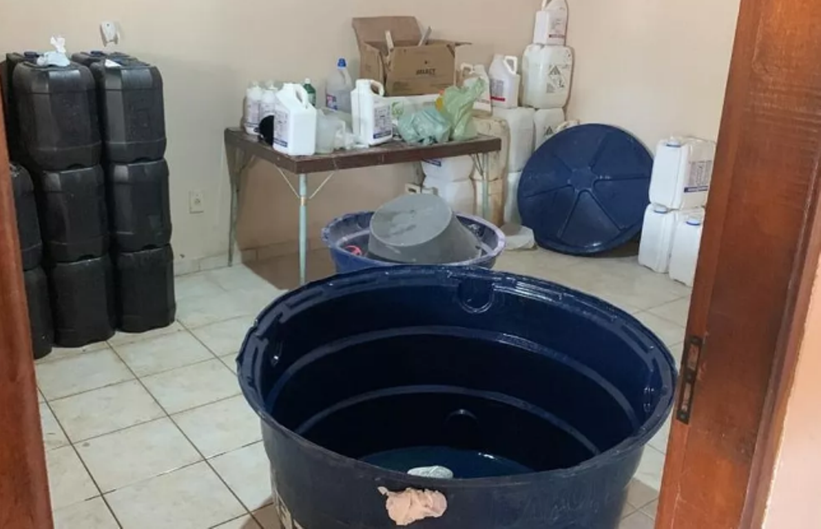 Fábrica clandestina de agrotóxicos é fechada pela polícia em Rondonópolis