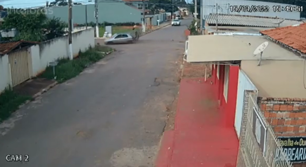 Poconé | Motociclista não para em cruzamento, bate em carro e é arremessado longe