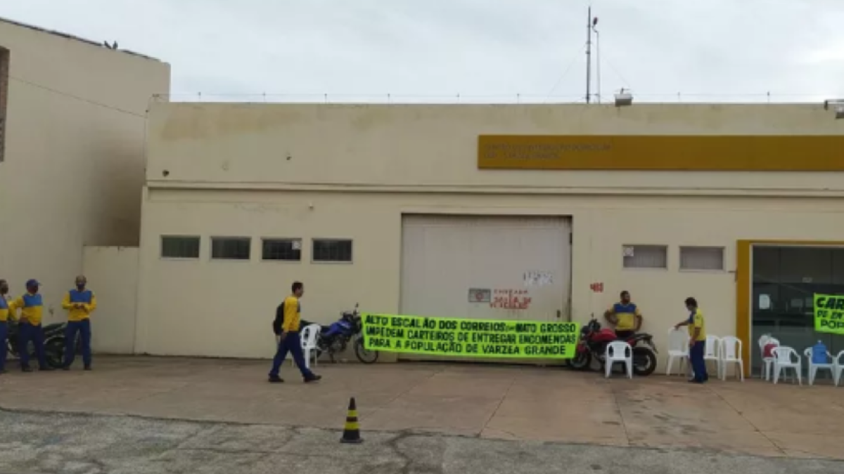 Carteiros entram em greve após serem impedidos de fazer entregas de bicicleta em Várzea Grande