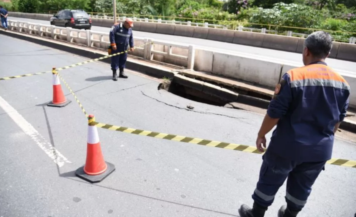 Ponte sobre o Rio Coxipó é interditada após deslizamento de terra em Cuiabá