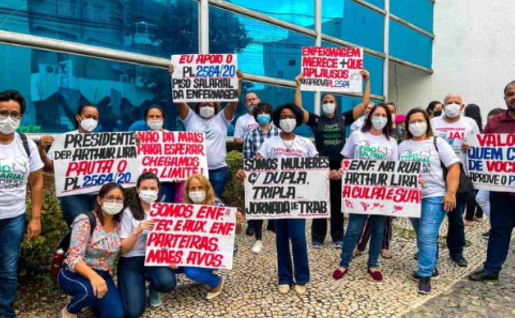 Profissionais de enfermagem fazem manifestação em Cuiabá para cobrar aprovação do piso salarial da categoria