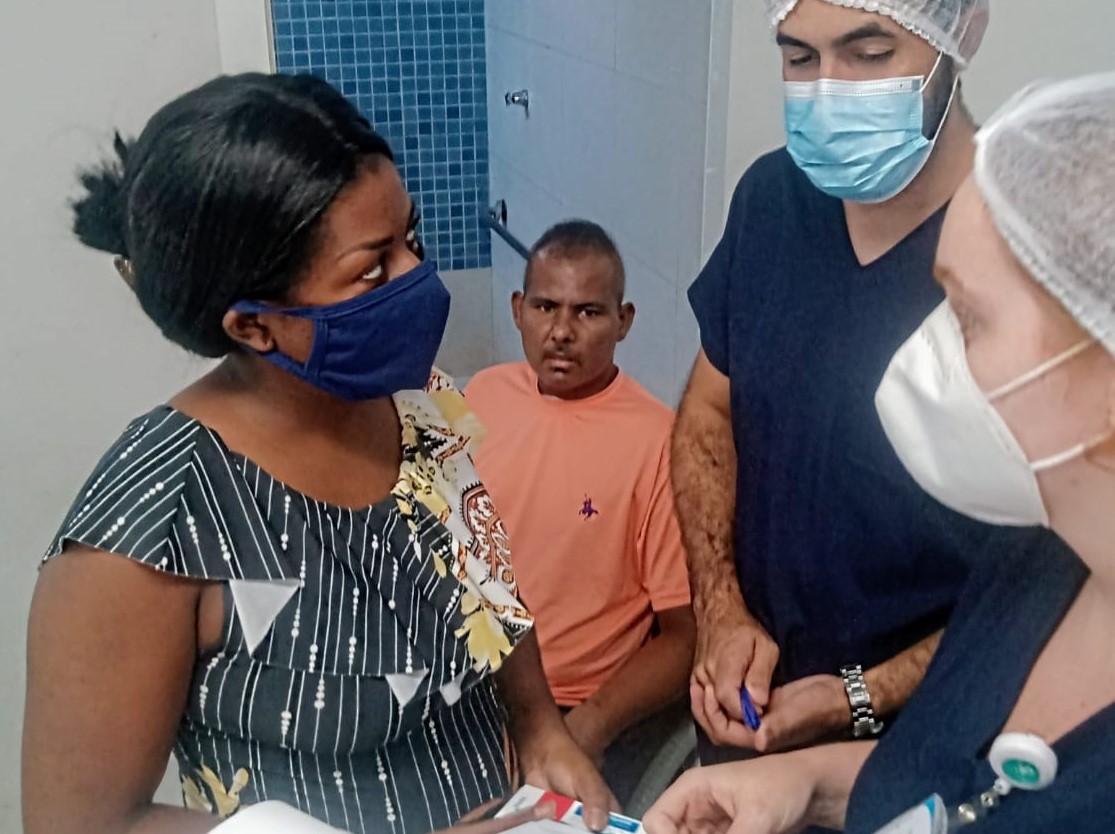 Pacientes do Hospital de Câncer recebem orientação da farmácia no pós-alta