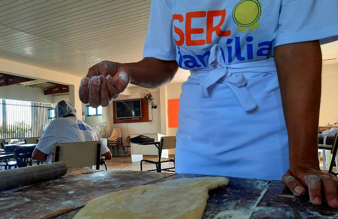 Mulheres estão se qualificando na produção de pães doces e salgados em Tesouro 