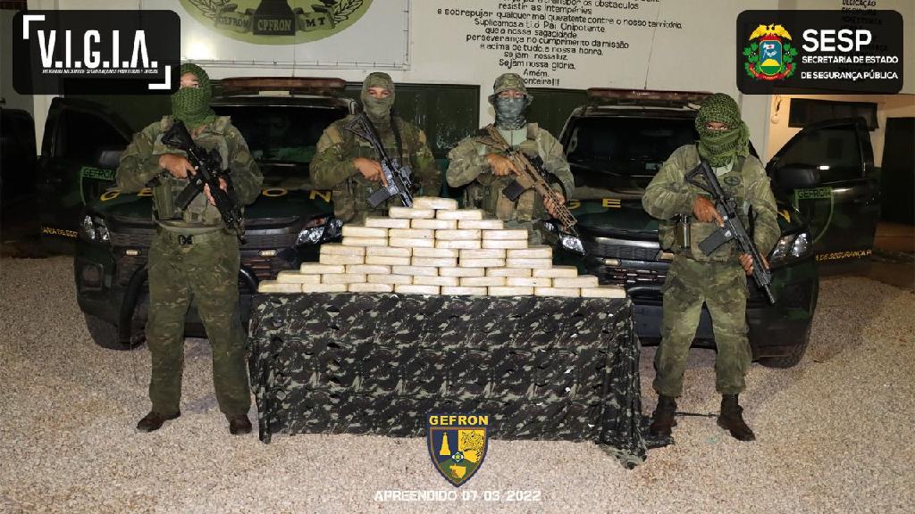 Três bolivianos são presos transportando cocaína na fronteira
