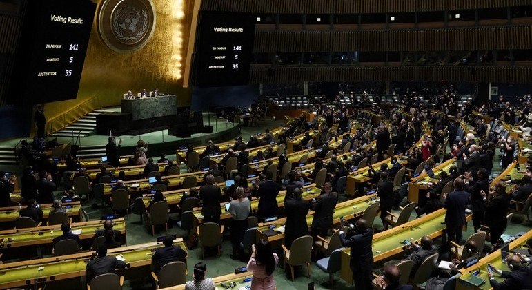 Com voto do Brasil, ONU aprova resolução contra invasão russa da Ucrânia