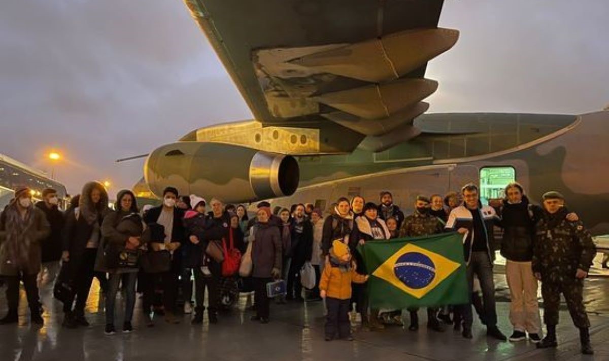 Avião com brasileiros que estavam na Ucrânia chega ao Brasil