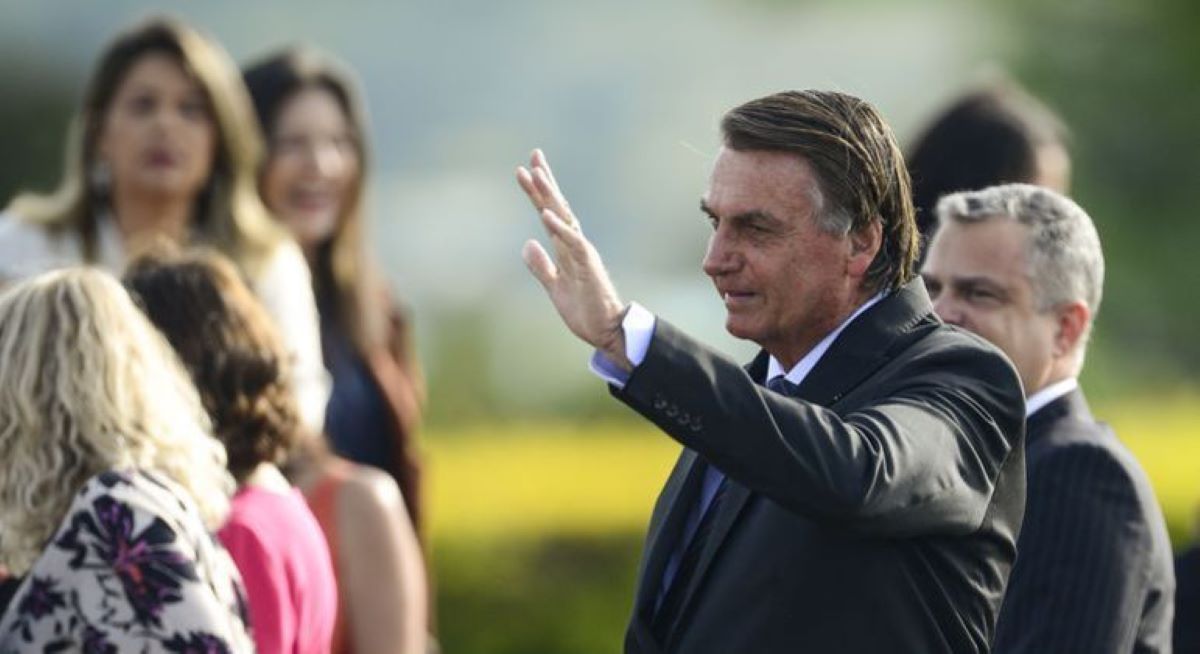 Bolsonaro diz que sancionará imediatamente projeto que fixa ICMS dos combustíveis