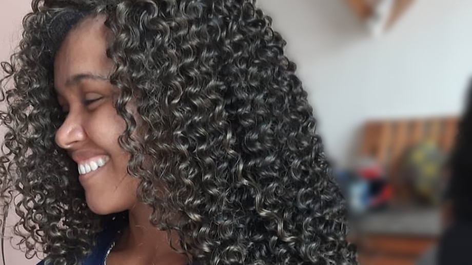 Cresce o interesse por cabelos cacheados e afro no Brasil