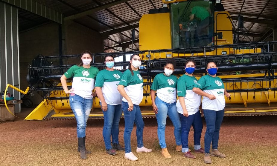 Mulheres aprendem a operar colheitadeira de grãos em turma especial