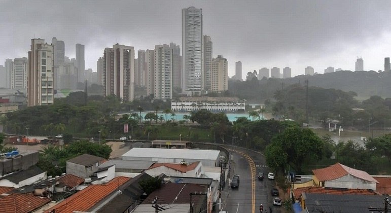 Temporal com chuva de granizo deixa zonas leste e sul de São Paulo em estado de atenção 
