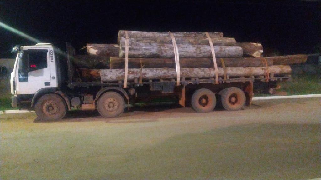 Mato Grosso | Polícia Militar prende homem por transporte ilegal de madeira
