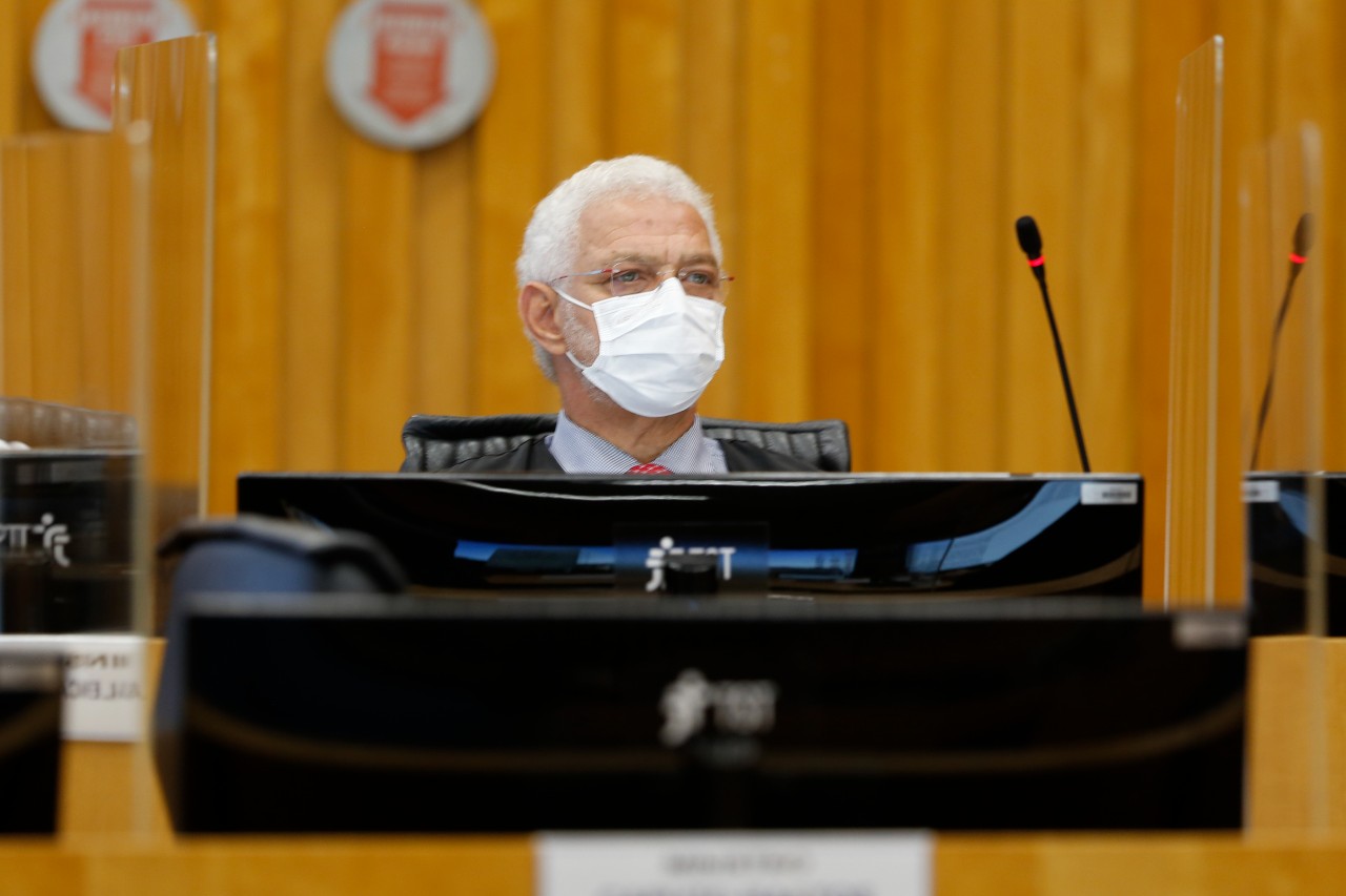 Frigorífico indenizará empregado que tinha de circular em trajes íntimos em barreira sanitária 
