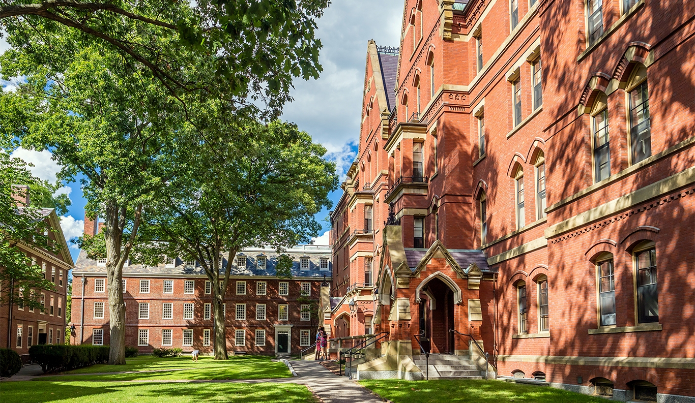 Cerca de 64% dos brasileiros que estudam nas melhores universidades americanas são de alta renda, aponta levantamento realizado pela Fundação Estudar 