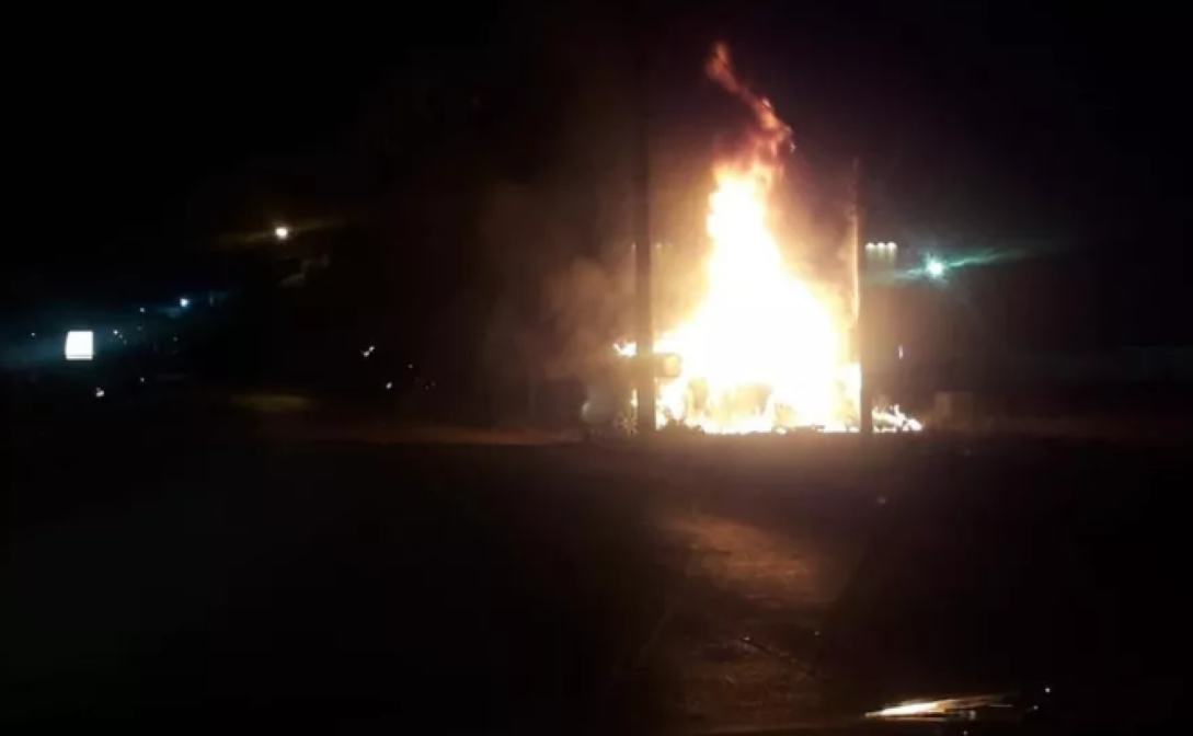 Sorriso | Carro pega fogo após motorista embriagado bater em poste de energia